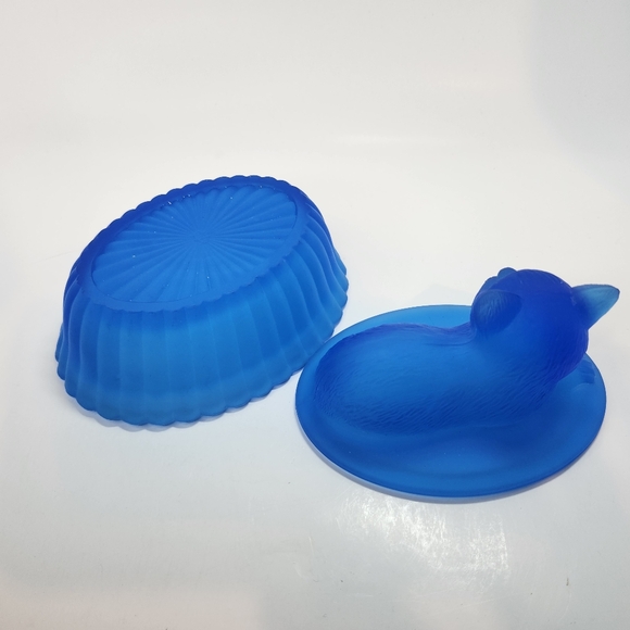 VINTAGE WESTMORELAND FROSTED BLUE SATIN GLASS CAT IN BASKET CANDY DISH - Picture 8 of 15